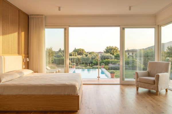 Chalet independiente con piscina y jardín